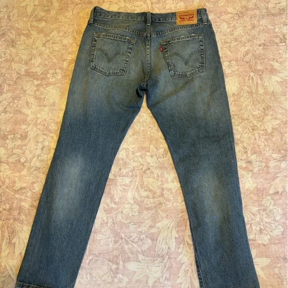 Levi's Women’s Light Blue Distressed Jeans - Picture 2 of 3